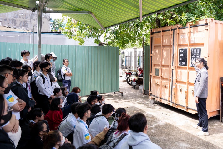 Sinh viên Viện Công nghệ Việt - Nhật tìm hiểu hoạt động khai thác cảng tại Tân Cảng - Cát Lái 53