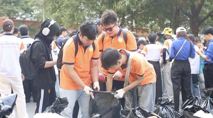 Students of the Faculty of Chinese Studies promote green living at Earth Day Vietnam 2026 26