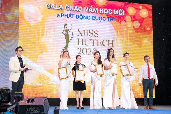 Sinh viên được giao lưu với bà Phạm Kim Dung cùng dàn Hoa - Á hậu nổi tiếng nhà Sen Vàng HUTECH 4