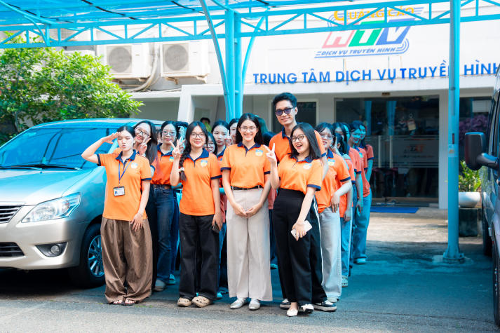 Sinh viên Quan hệ công chúng “bước vào hậu trường” sản xuất chương trình truyền hình trực tiếp tại HTV 10