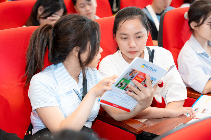 HUTECH chào đón gần 500 học sinh khám phá không gian học tập hiện đại và cơ hội học bổng hấp dẫn 95