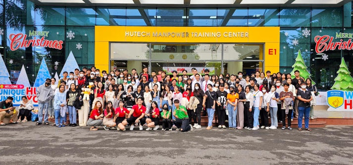 Đông đảo học sinh các Trường Trung học Phổ thông đến tham quan HUTECH 95