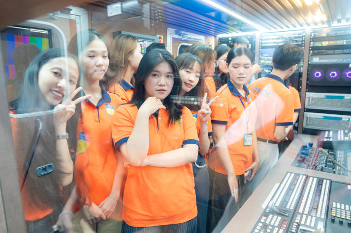 Sinh viên Quan hệ công chúng “bước vào hậu trường” sản xuất chương trình truyền hình trực tiếp tại HTV 53