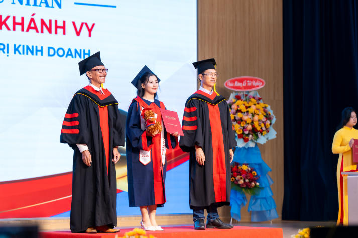 Sinh viên HUTECH đăng ký tham gia Lễ trao bằng tốt nghiệp đợt 04 năm 2025 vào tháng 10 tới đây 186