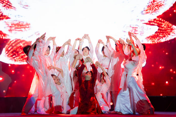 [Ảnh] Những khoảnh khắc vỡ òa cảm xúc tại Chung kết HUTECH’s Got Talent 2026 51