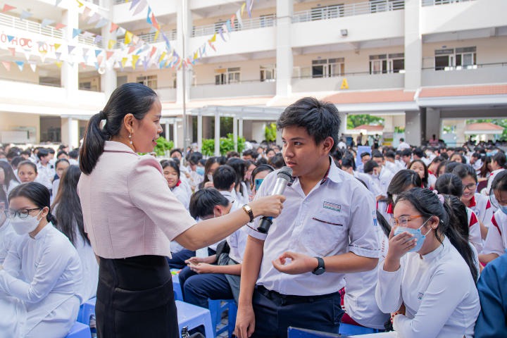 Sinh viên Tâm lý học HUTECH chia sẻ về tâm lý chọn ngành đại học cùng học sinh trường THPT Nguyễn Hữu Thọ 37