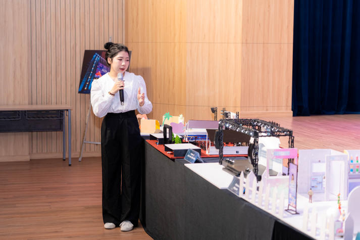 “Phù thủy sân khấu” HUTECH hiện thực hóa ý tưởng thành mô hình sân khấu sống động 50