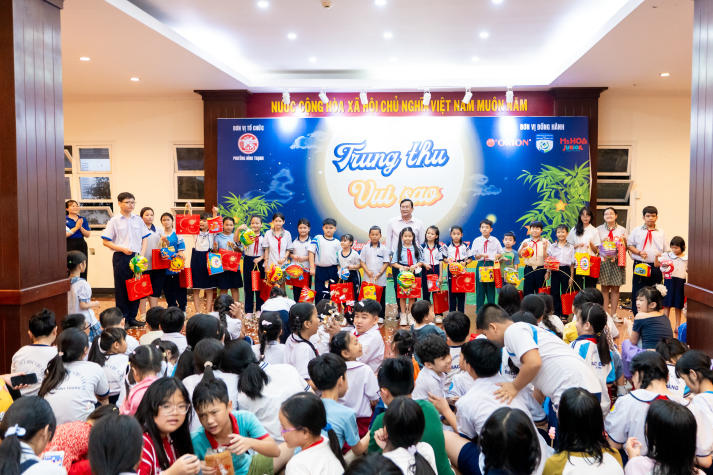 Thắp sáng đêm trăng yêu thương: Sinh viên Khoa Điều dưỡng - Kỹ thuật y học mang Trung thu đến với trẻ em Bình Thạnh 56