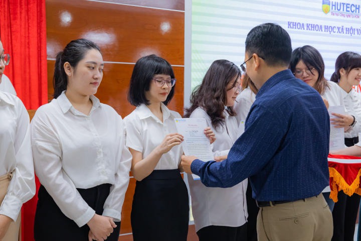 Khoa Khoa học Xã hội & Quan hệ Công chúng tuyên dương hơn 100 sinh viên tiêu biểu  HKI năm học 2022 - 2023 60
