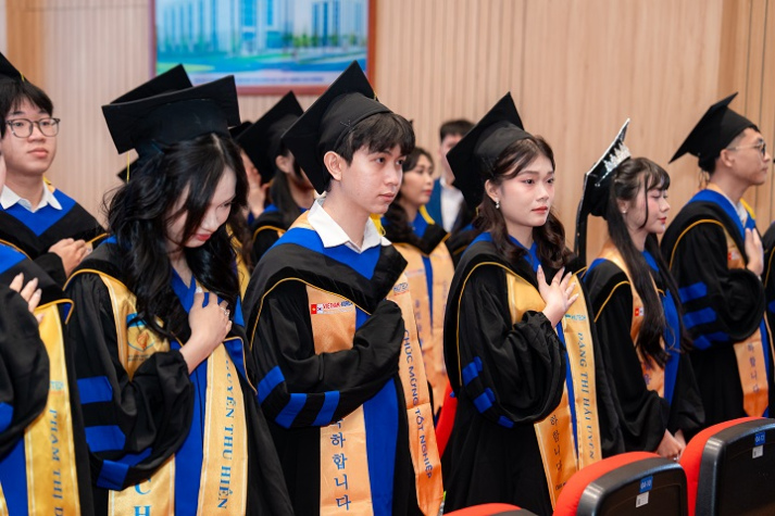 [Video] Khoác lễ phục tốt nghiệp, tân khoa Chương trình Việt - Hàn cất cánh vươn xa 27