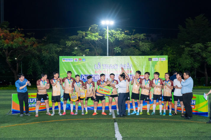 [HUTECH Games 2026] Lộ diện ngôi vương Bóng đá nam, nữ sau loạt trận Chung kết kịch tính 180