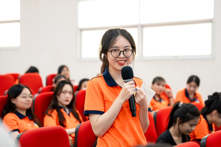 HUTECH-ers nắm bắt cơ hội thử sức đầu tư chứng khoán tại RongViet Invest 2025 20