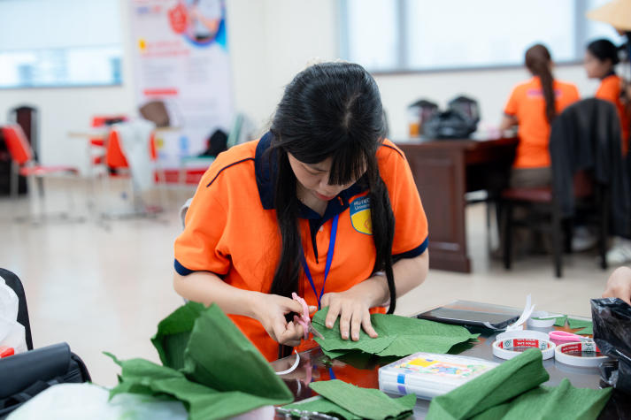 Lan tỏa tinh thần “Sắc Việt” trong Ngày hội trang trí nón lá của sinh viên Khoa Tài chính - Thương mại 50