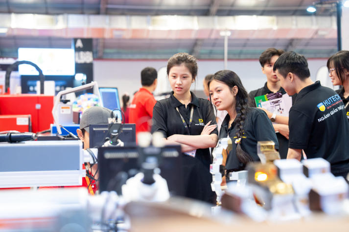 Sinh viên ngành Quản trị sự kiện cập nhật xu hướng sáng tạo tại Tuần lễ Quảng cáo và Giải trí 36