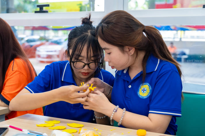 Biến đất sét thành đóa hoa biết nói, sinh viên Khoa Thú y - Chăn nuôi trao yêu thương đến phái nữ 32