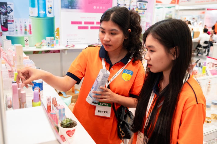 Sinh viên Công nghệ thẩm mỹ, Công nghệ sinh học khám phá triển lãm quốc tế Vietnam Beautycare Expo 42