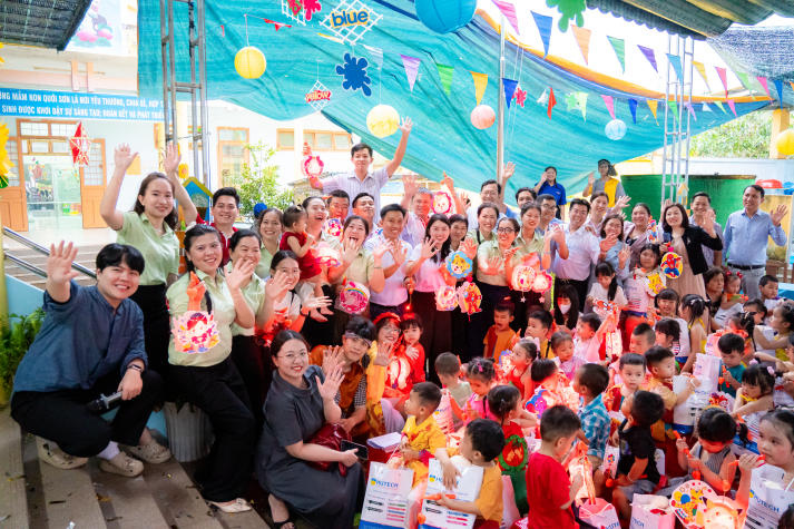 Khoa Tài chính - Thương mại nối dài mùa trăng sẻ chia cùng thiếu nhi 94