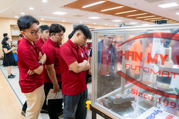 Cập nhật xu hướng nhà máy thông minh: Sinh viên Viện Kỹ thuật HUTECH sẵn sàng cho kỷ nguyên robot 106