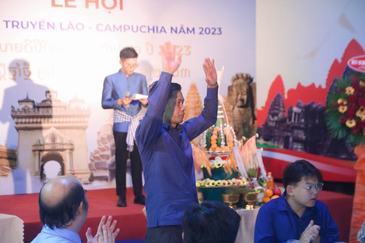 Students mingle in the joyful and warm atmosphere at "Laos and Cambodia Traditional New Year Festival 2023." 89