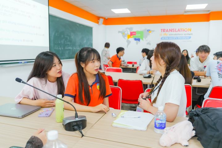 Sinh viên ĐH Hosei tìm hiểu văn hoá giao tiếp Việt Nam cùng sinh viên HUTECH 67