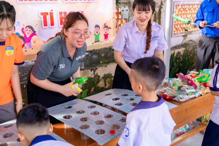 Sinh viên Khoa Marketing - Kinh doanh quốc tế mang “Ngàn điều trăng nói” đến với thiếu nhi Vĩnh Long 61