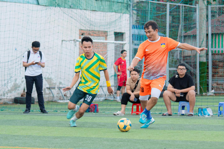 [Hội thao CB-GV-NV HUTECH 2025]: Bóng đá nam xác định hai đội tranh ngôi vô địch 32
