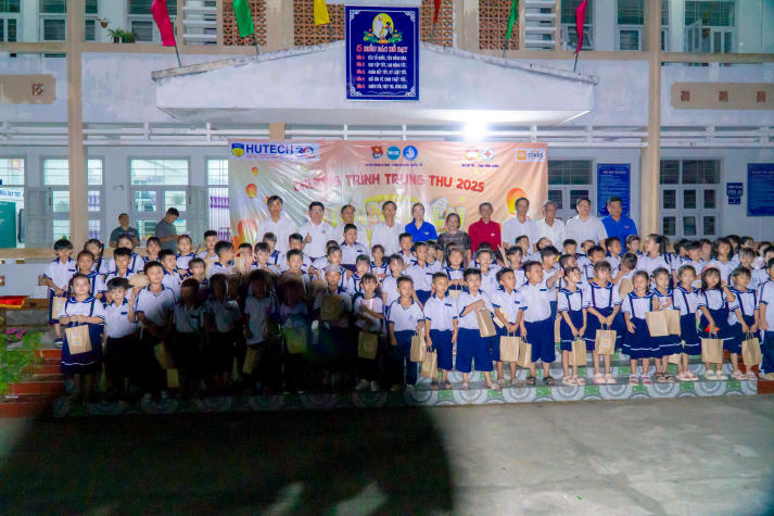 Sinh viên Khoa Marketing - Kinh doanh quốc tế mang “Ngàn điều trăng nói” đến với thiếu nhi Vĩnh Long 106