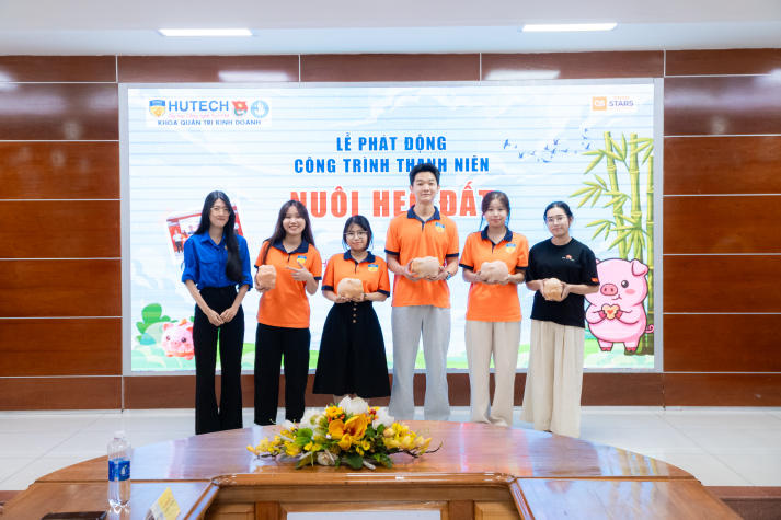 Sinh viên Khoa Quản trị kinh doanh “Nuôi heo đất”, gây quỹ yêu thương 53