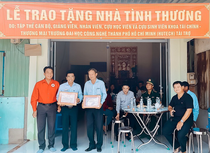 Khoa Tài chính - Thương mại trao tặng Nhà tình thương tại huyện Cần Giờ (TP.HCM) 18