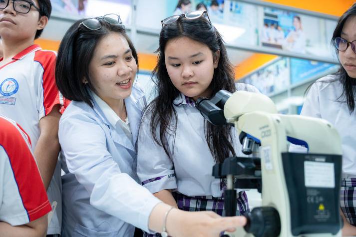 Học sinh THPT “đắm mình” trong không gian nghiên cứu tại Open Lab Day HUTECH 129
