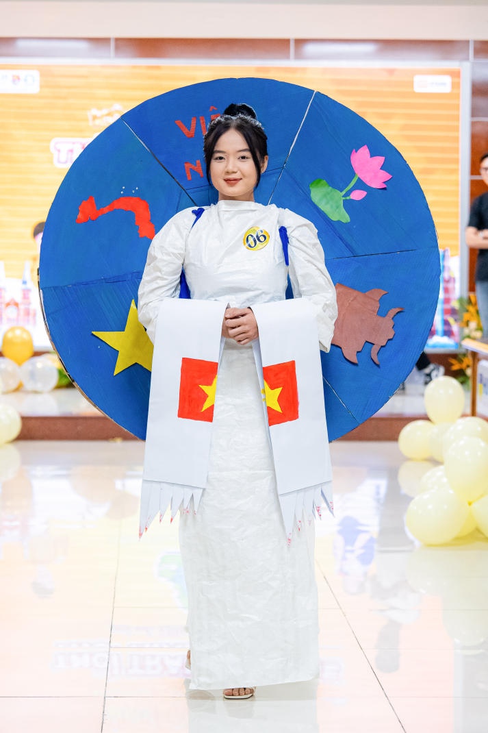 Mãn nhãn với loạt thiết kế độc đáo tại vòng Chung kết cuộc thi thời trang tái chế của Khoa Quản trị kinh doanh HUTECH 64