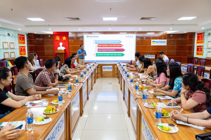 Ban Giám hiệu, giáo viên Trường THCS & THPT Tân Lộc (Cà Mau) tham quan không gian học tập HUTECH 42