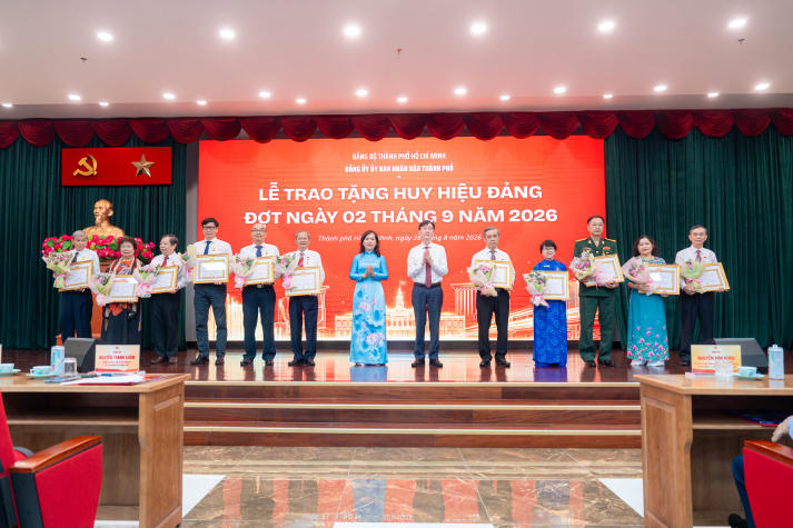 Ba Đảng viên HUTECH vinh dự nhận Huy hiệu 35 năm tuổi Đảng 37