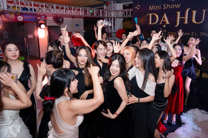 Sinh viên Quan hệ công chúng trình làng các video phóng sự và tỏa sáng tại Đêm tiệc "Dạ Huyền" 208