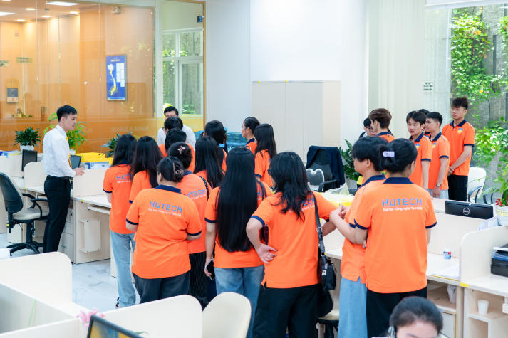 [Ảnh] Sinh viên Marketing - Kinh doanh quốc tế bồi đắp tư duy nghề nghiệp qua chuyến tham quan Nam A Bank 83