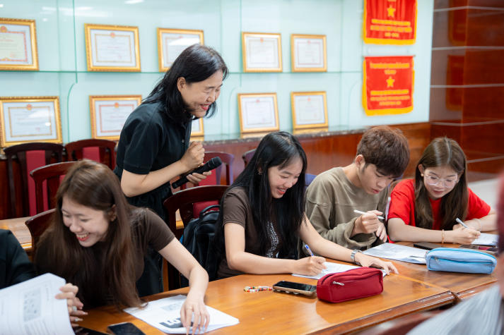 Sinh viên Khoa Hàn Quốc học nâng cao kỹ năng viết tiếng Hàn qua tọa đàm học thuật 78