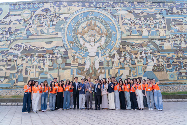 Học kể câu chuyện thương hiệu từ di sản: Sinh viên HUTECH trải nghiệm thực tế tại Gốm sứ Minh Long 38