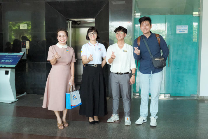Sinh viên Khoa Tài chính - Thương mại giao lưu văn hóa dân gian cùng bạn bè quốc tế tại Chương trình “Wrap & Clap” 14