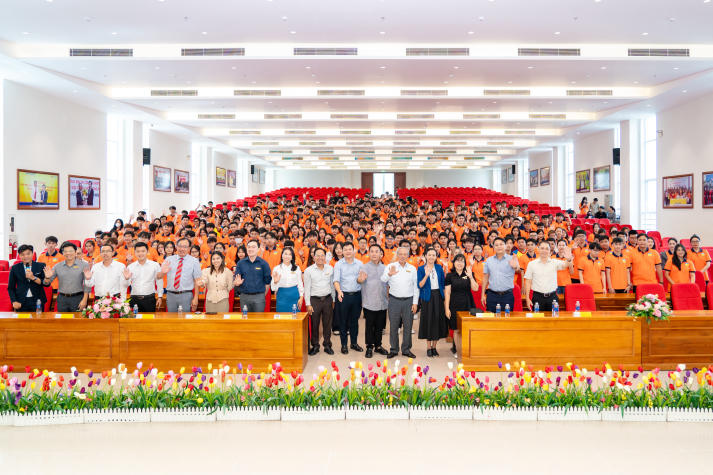 Hành trang quan trọng để tân sinh viên HUTECH tự tin bước vào giảng đường đại học sẽ có tại buổi Sinh hoạt đầu khoá sắp tới 97