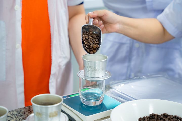 Sinh viên Công nghệ thực phẩm HUTECH tìm hiểu và học cách đánh giá cảm quan về cà phê Robusta, Arabica 38