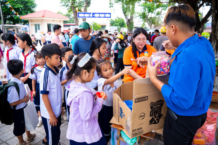 Sinh viên Marketing - Kinh doanh quốc tế viết nên mùa trăng sẻ chia tại Tây Ninh 83