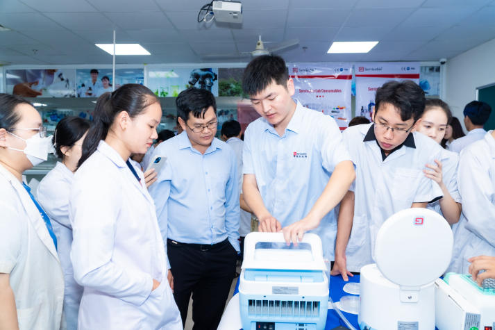 Sinh viên Công nghệ sinh học nâng cao trải nghiệm thực tế công nghệ sinh học phân tử 70