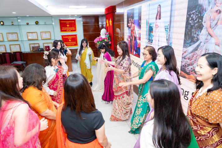 HUTECH faculty and staff explore Bhagavad Gita leadership philosophy and traditional Indian culture 138