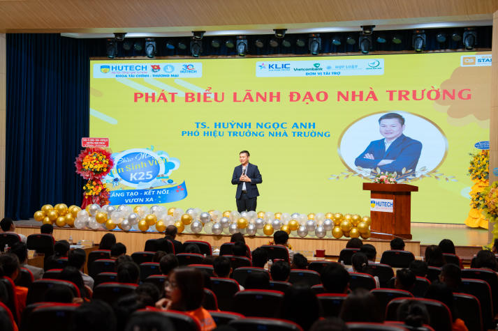 Tân sinh viên Khoa Tài chính - Thương mại khởi đầu hành trình “Sáng tạo - Kết nối - Vươn xa” tại HUTECH 31