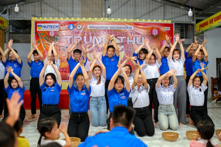 Khoa Marketing - Kinh doanh quốc tế HUTECH tổ chức Trung thu ý nghĩa cho các em nhỏ Chùa Thuận Hóa (Cần Thơ) 52