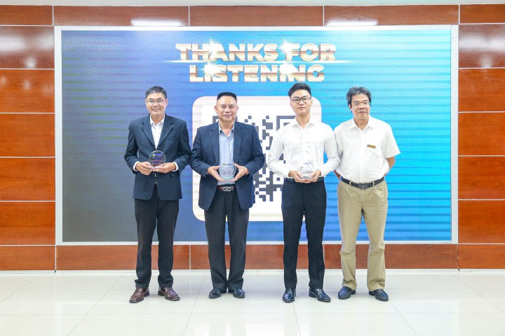 PGS.TS. Nguyễn Phú Tụ (bìa phải) tặng kỷ niệm chương cho các khách mời tham dự hội thảo