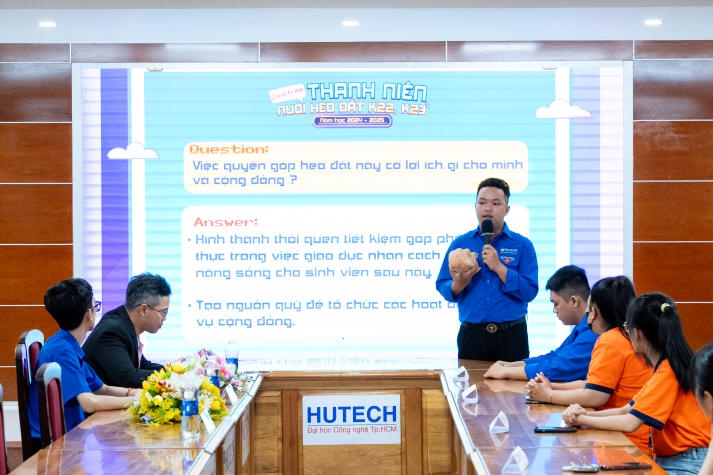 Khoa Marketing - Kinh doanh quốc tế phát động công trình thanh niên “Nuôi heo đất" 67