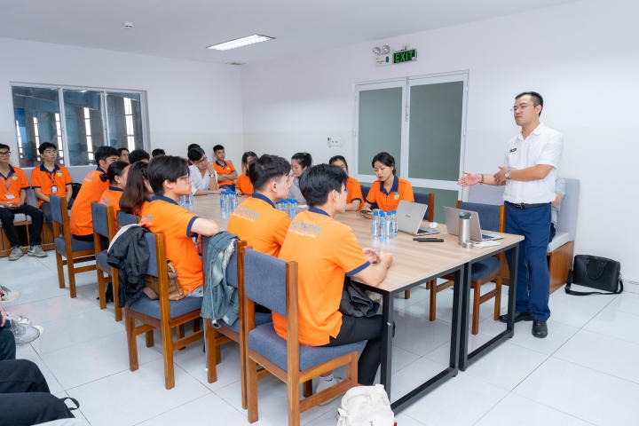 Sinh viên Logistics Viện Đào tạo Quốc tế kiến tập thực tế tại Cty CP ICD Tân cảng Sóng Thần 23