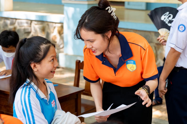 Sinh viên ngành Tâm lý học HUTECH về Cần Thơ trò chuyện cùng teen Trường THCS Thới Long 80