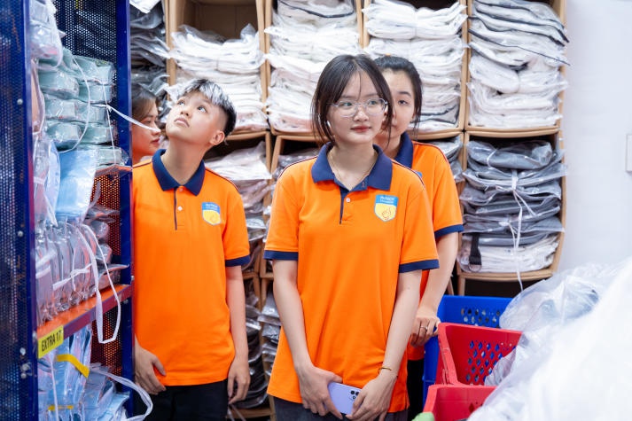 Sinh viên ngành Thương mại điện tử tìm hiểu thị trường thực tiễn tại Công ty AKUBA 139